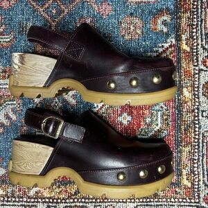Women’s Burgundy Sorel Rom’n Leather Clog Sandals with Gold Studs⭐️